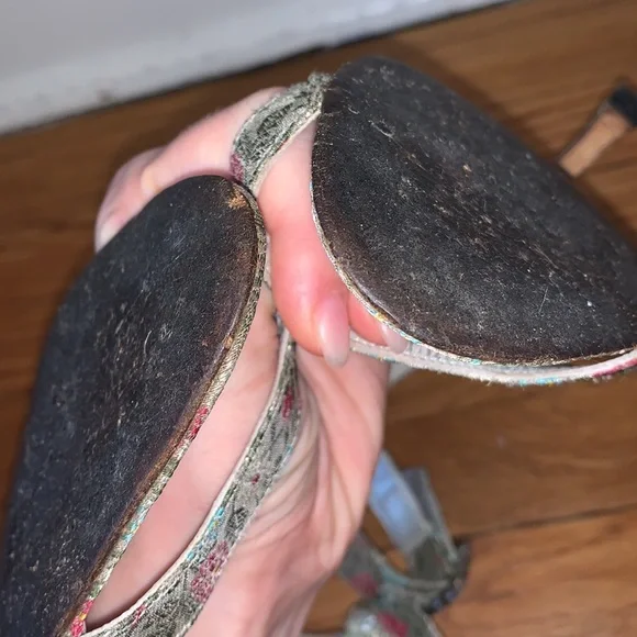 Manolo Blahnik Brocade Floral Heels, 39 or 8.5 - Picture 10 of 13